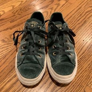 Kids chuck taylor velvet low shoes size 1.5 USED